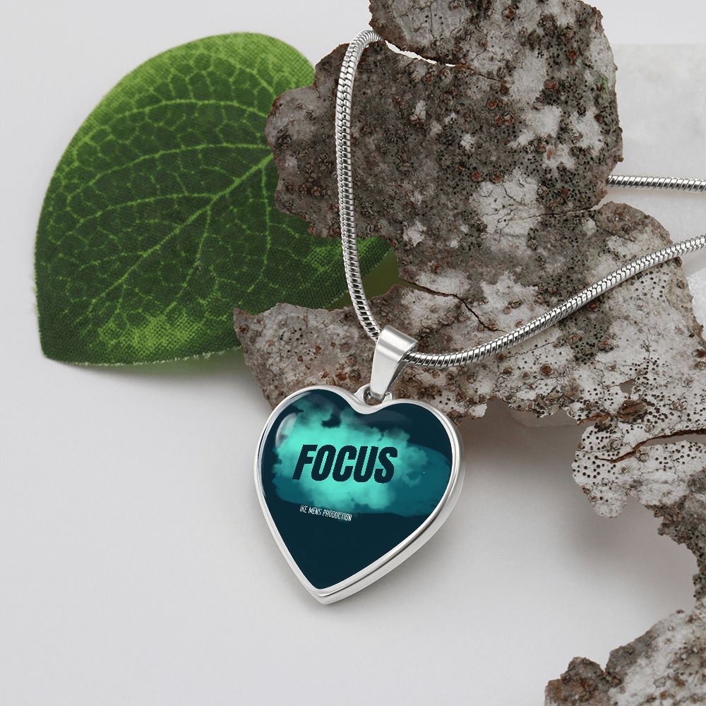 FOCUS HEART NECKLACE